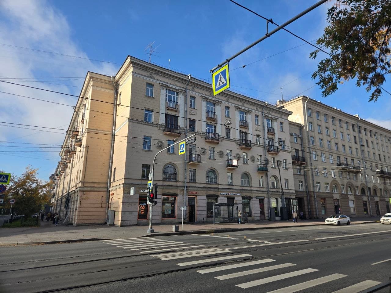 Здание магазина с улицы, вид от перекрёстка