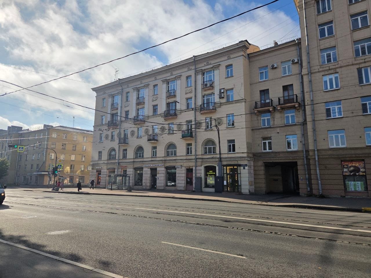 Здание магазина, вид вдоль проспекта