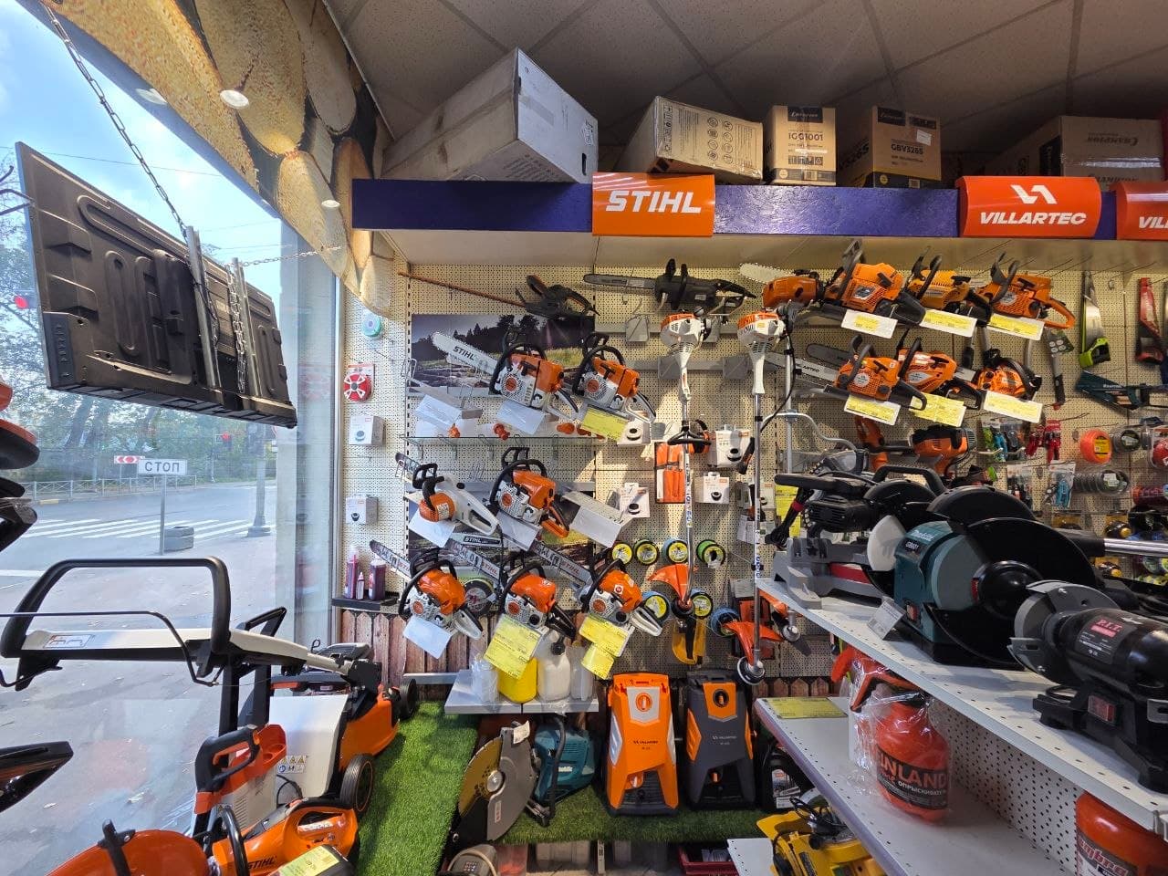 Стенд техники STIHL в торговом зале
