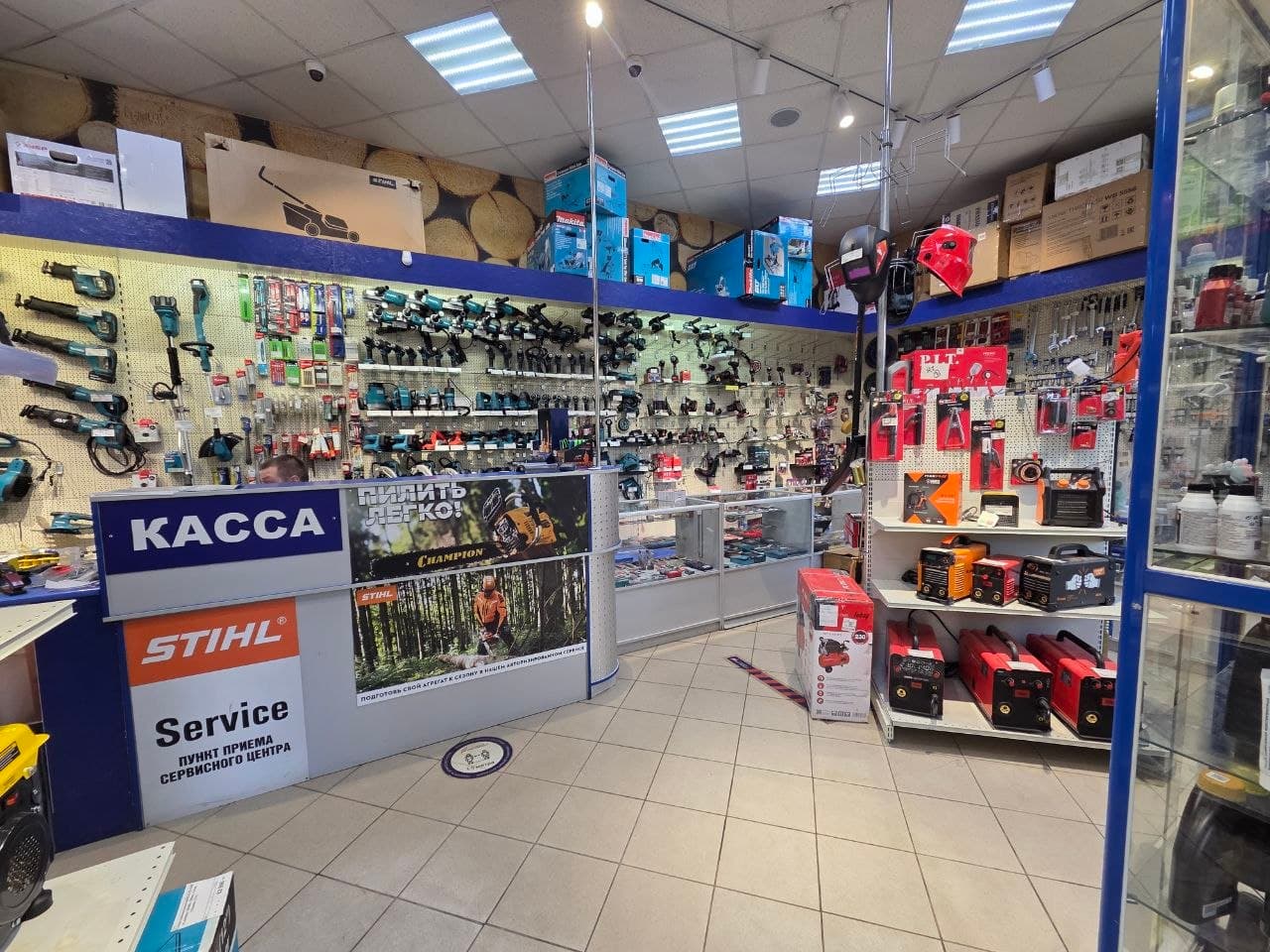 Торговый зал: касса и сервисная зона STIHL Service